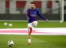 Stał 10 godzin pod domem Messiego. Autograf stał się tatuażem [WIDEO]