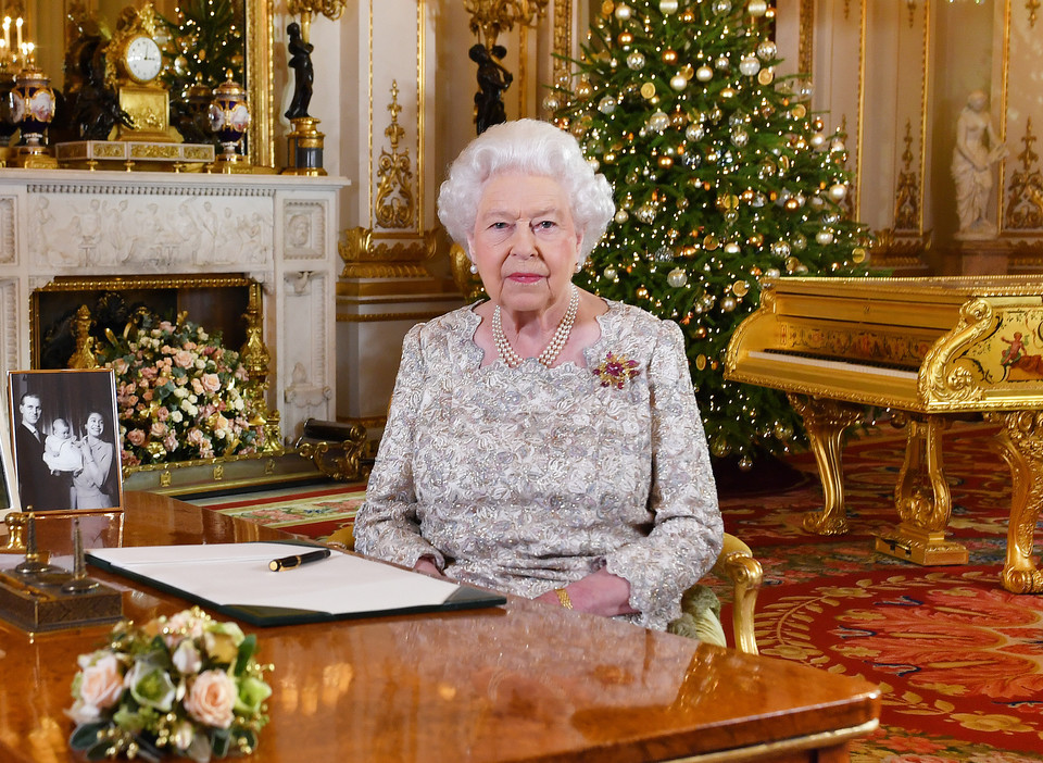Królowa Elżbieta II przy choince w pałacu Buckingham