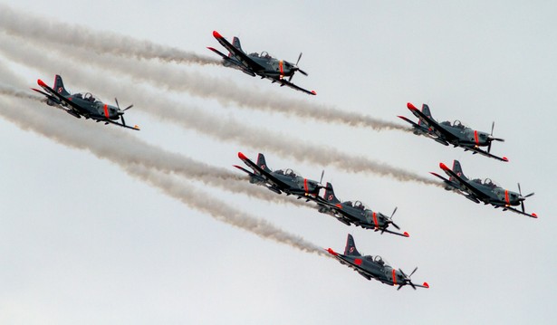 Pokaz grupy Orlik Team podczas Międzynarodowych Pokazów Lotniczych Air Show 2015 w Radomiu fot. (mr) PAP/Michał Walczak