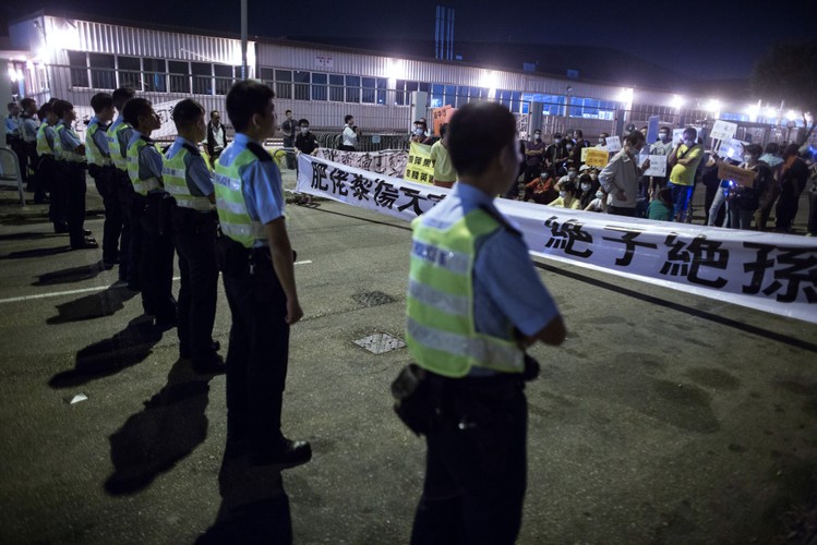 Od czasu gdy Chiny ponownie przejęły kontrolę nad Hongkongiem w 1997 roku, „poziom życia klasy średniej coraz bardziej się pogarsza” – mówi Terry Mao, urzędnik, który brał udział w niedawnych protestach pod siedzibą rządu. – Wszystkie osiedla w okolicy są pełne złotych sklepów i aptek, które zaopatrują jedynie chińskich turystów – dodaje. <br> Na zdj. nocny protest przed drukarnią Next Media Ltd., wydawcy gazety Apple Daily, w dzielnicy Tseung Kwan w Hongkongu.