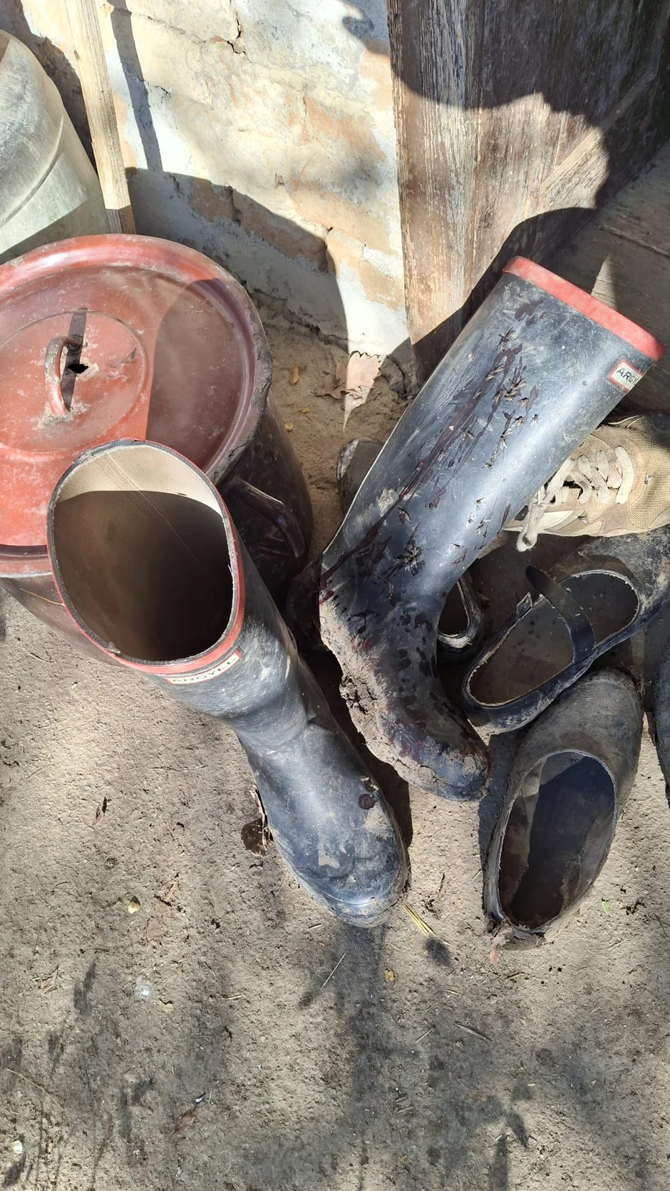 Čizme sa tragovima krvi