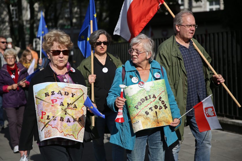 Ostre słowa Michnika podczas marszu KOD: trzeba odsunąć rząd od władzy