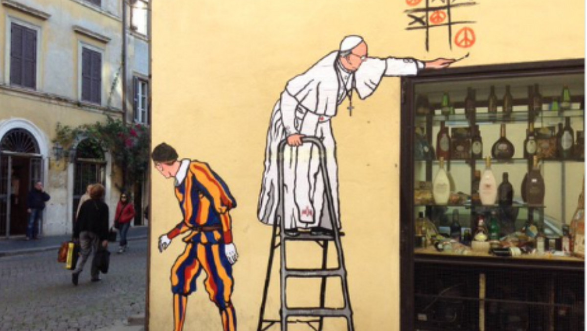 Z niezadowoleniem mieszkańcy Rzymu przyjęli usunięcie muralu z papieżem Franciszkiem na murze domu koło Watykanu. Tylko przez kilka godzin widniał tam rysunek przedstawiający papieża na drabinie, gdy ukradkiem maluje znak pokoju na kratce gry "kółko i krzyżyk".
