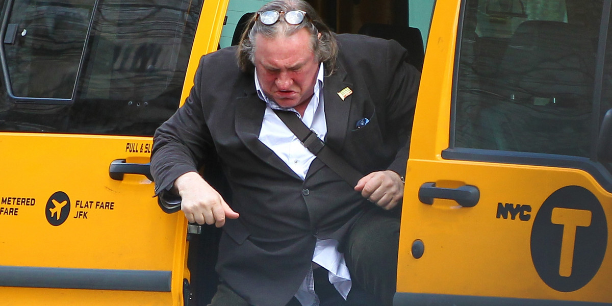 Exclusif - Prix Special - Gerard Depardieu sort d'un taxi et ar