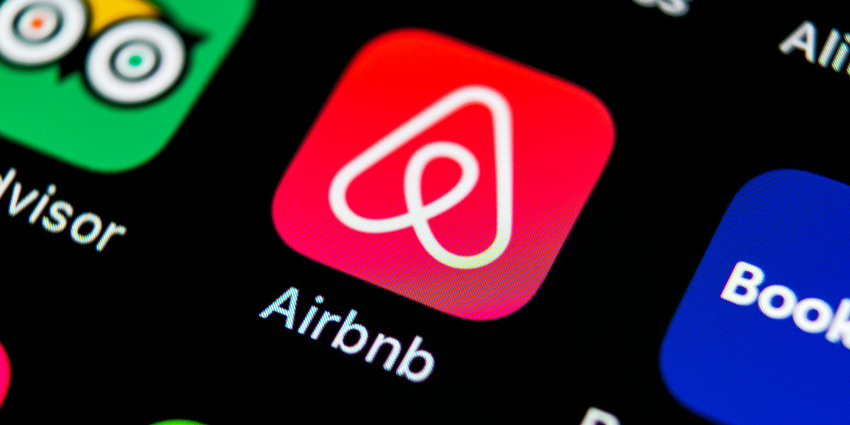 Airbnb to platforma umożliwiająca właścicielom mieszkań i domów ich krótkoterminowe wynajmowanie turystom
