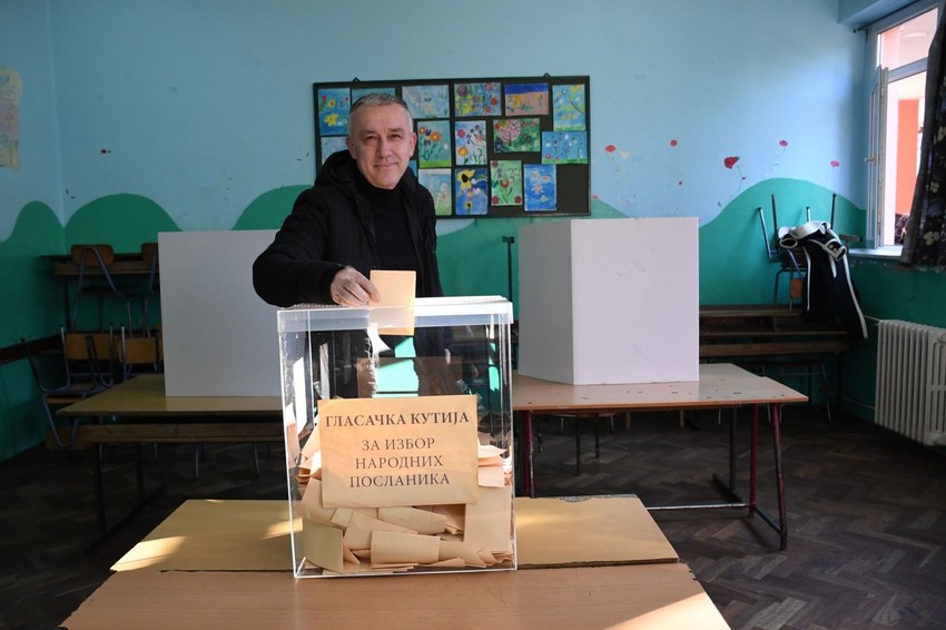 Predsednik Srpske liste dr Zlatan Elek glasao je danas u Raški