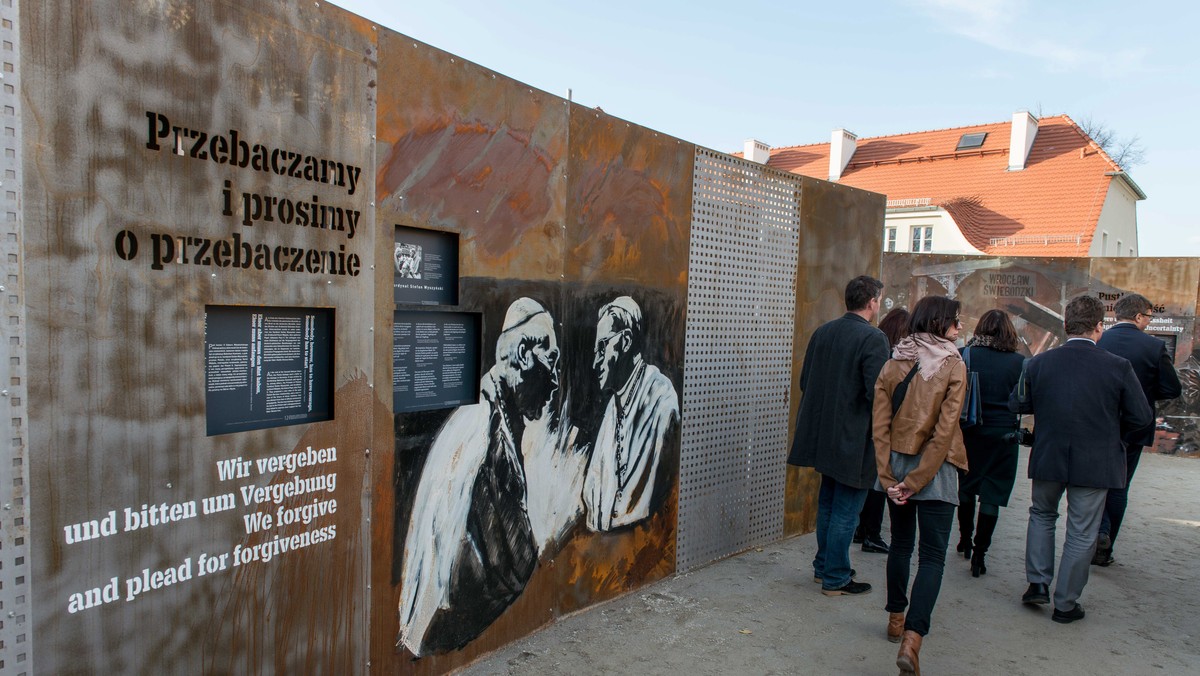 Wystawa "Odwaga i pojednanie", która w formie labiryntu opowiada o trudnej polsko-niemieckiej przeszłości to najnowsza propozycja Muzeum Historii Polski. Ekspozycję zaprezentowano w środę w Krzyżowej na Dolnym Śląsku w 25-lecie słynnej Mszy Pojednania.