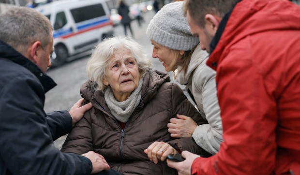 pomoć starijoj ženi, ilustracija