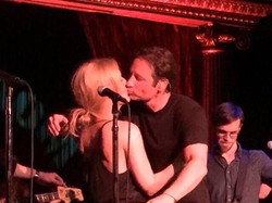 Gillian Anderson śpiewa i całuje Duchovny'ego
