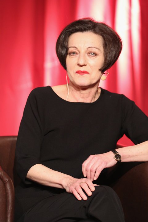 2009 r. — Herta Müller (Niemcy) — "łącząc intensywność poezji i szczerość prozy przedstawia świat wykorzenionych"