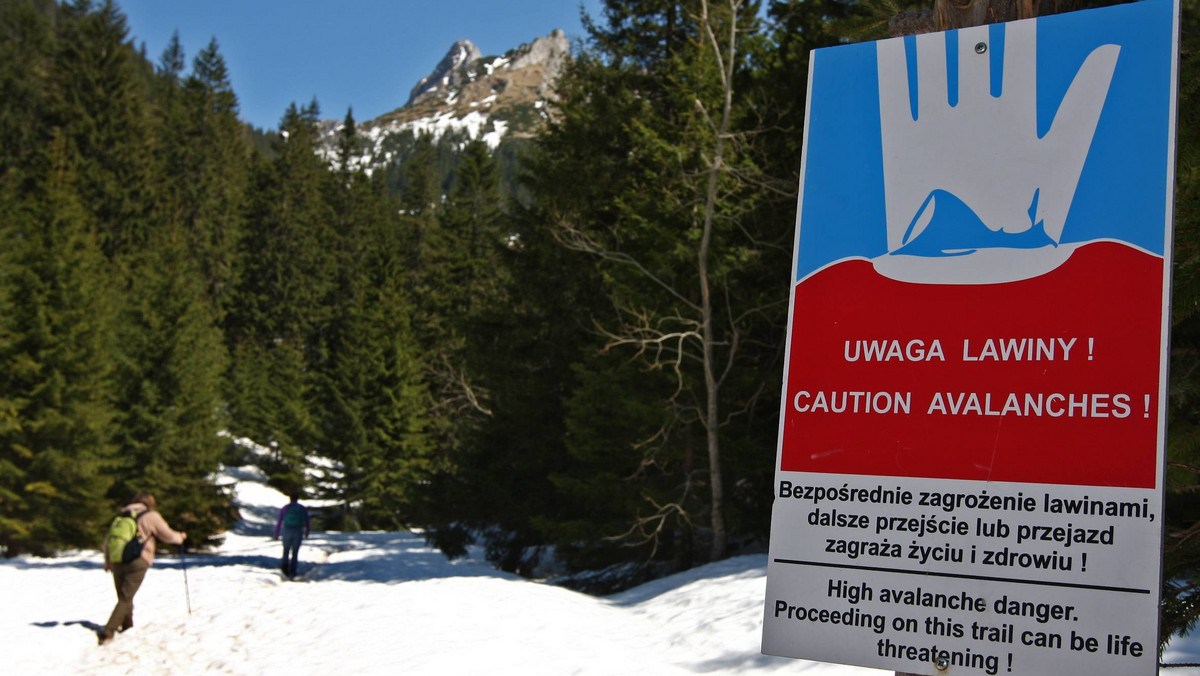 Z drugiego do pierwszego stopnia zmalało zagrożenie lawinowe w Tatrach - ogłosili ratownicy Tatrzańskiego Ochotniczego Pogotowia Ratunkowego. Oznacza to, że ryzyko zejścia lawiny jest niskie.