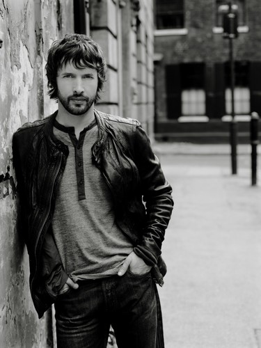 James Blunt na zdjęciu z sesji do 'All the Lost Souls' (2007)