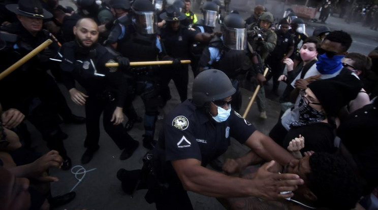 A rendőri erőszak ellen tartott tüntetések nem csak komoly sérülésekkel jártak, de emberéletet is követeltek / Fotó: MTI/AP/Mike Stewar