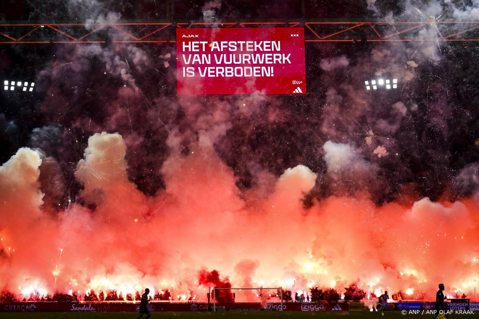 Wedstrijd na 6 minuten gestaakt: Ajax vergoedt fans na vuurwerk-chaos F-Side