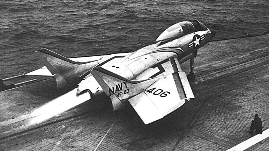 F7U-3M Cutlass startuje z lotniskowca USS Intrepid