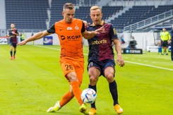 Kapitalny gol Dąbrowskiego. Pogoń nie traci kontaktu z czołówką [WIDEO]