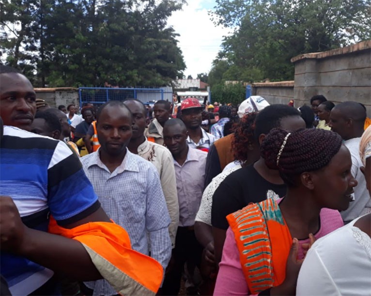 Crowd gathered at the Kirinyaga County Funeral Parlour (Courtesy) 