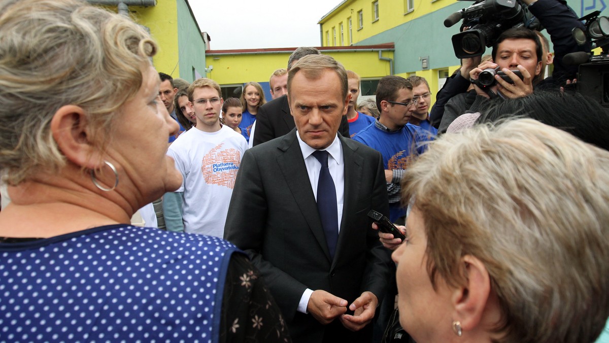 Ludzie mają prawo oczekiwać od każdej władzy, że będzie się im przysłuchiwać - mówił premier, szef PO Donald Tusk, który odwiedził miejscowość Skępe (woj. kujawsko-pomorskie). Premier długo słuchał zarzutów ludzi m.in. o wysokie bezrobocie, wzrost podatków i niskie emerytury.
nie znoszę ludzi, którzy udają zainteresowanie
- Mądrych na świecie w tym momencie nie ma, jeśli dożyliśmy czasów, kiedy się mówi głośno, że Stany Zjednoczone mogą zbankrutować, że Irlandia jest na skraju bankructwa, to oznacza, że sytuacja jest bardzo krytyczna na świecie i wokół nas - podkreślił Tusk.