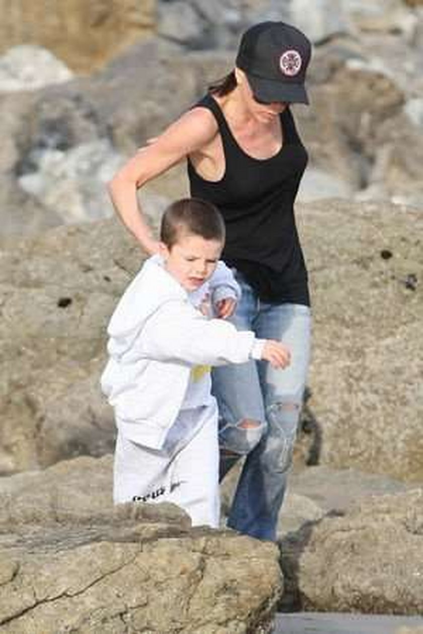 Beckham moczy się w Malibu. FOTY