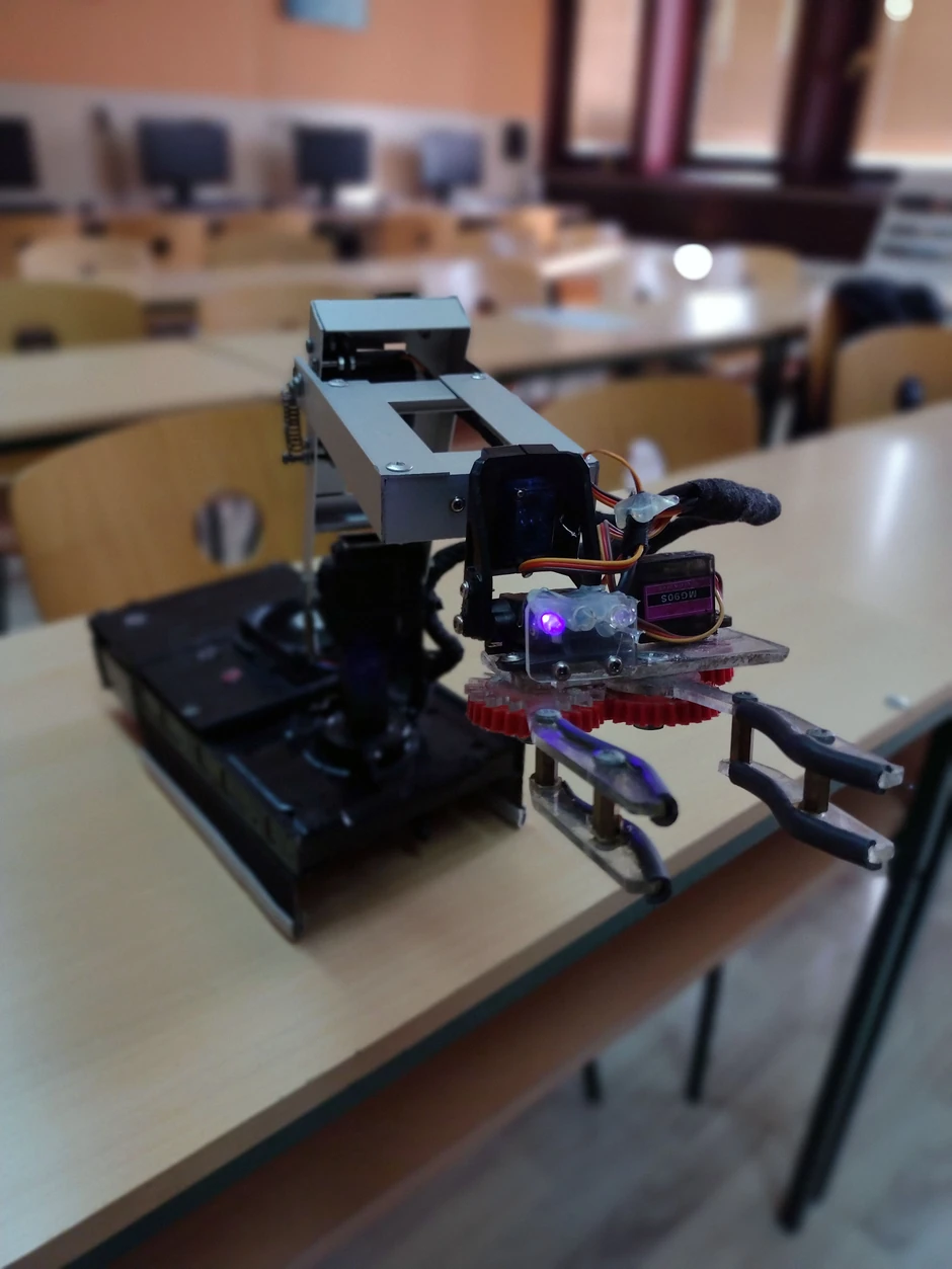 Robot Miroslav reaguje i na glasovne i na pisane komande 