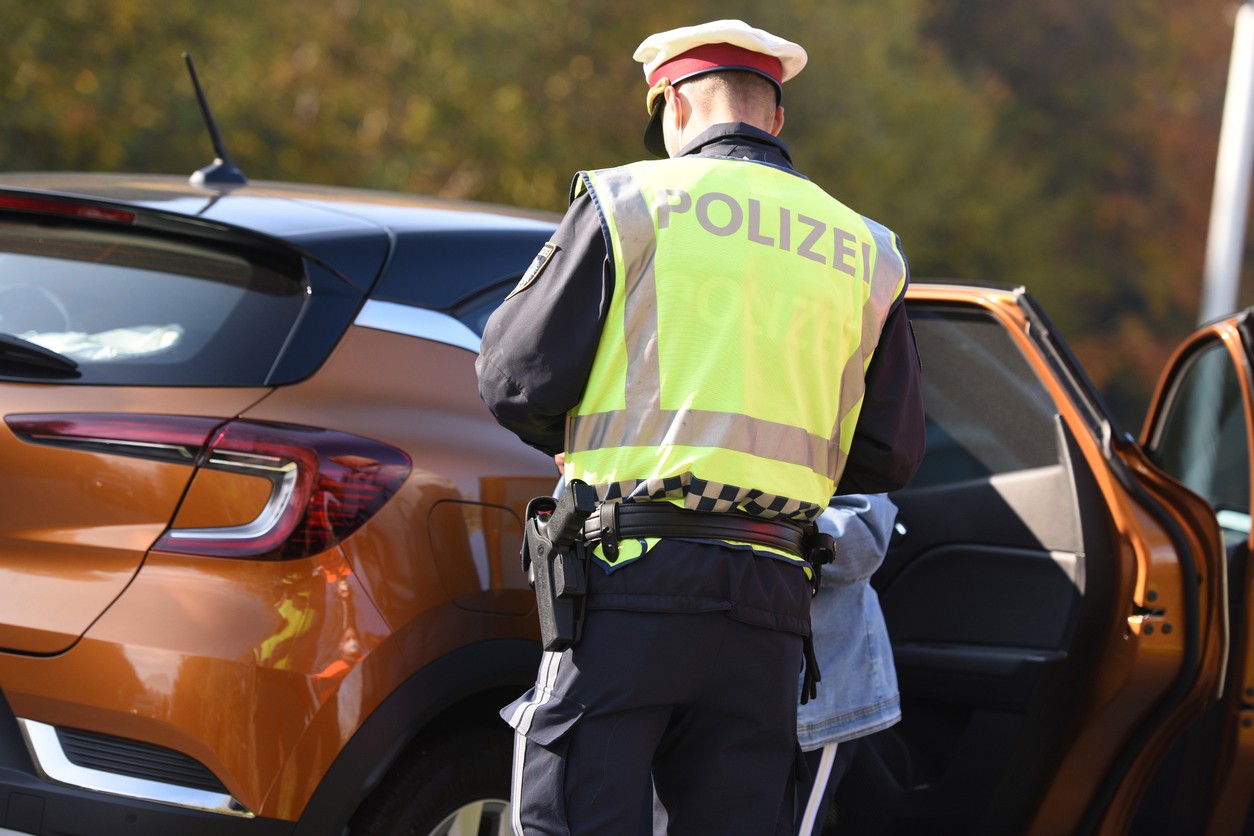 Polícia v Rakúsku a Nemecku pri kontrolách vozidiel dôsledne preveruje stav interiérových bezpečnostných doplnkov s cieľom eliminovať riziko zbytočných zranení.