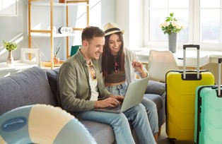 Majówka 2026 - jak wypada? Ile trwa? Czy warto planować długi wyjazd? Sprawdzamy kalendarz dni wolnych od pracy w długi weekend majowy 2026