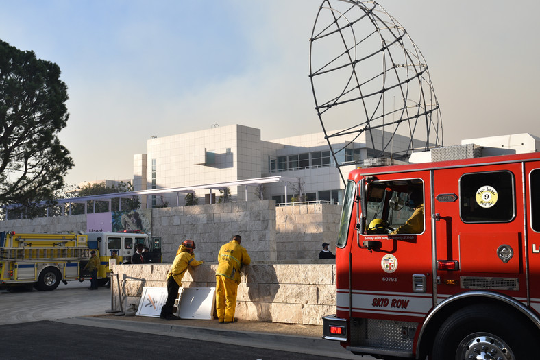 Wozy strażackie pod Muzeum Getty w Los Angeles