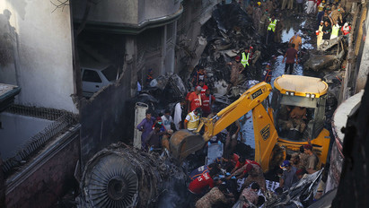 Valóságos csoda: mégis vannak túlélői a pakisztáni légikatasztrófának – Döbbenetes, amit egyikük elmondott