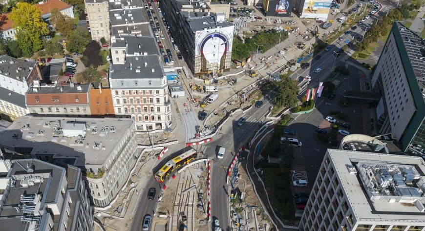 Inwestycja jest realizowana na styku z budową węzła komunikacyjnego na ul. Drobnera