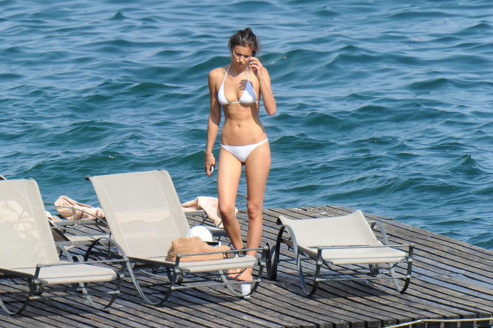 Irina Shayk w białym bikini