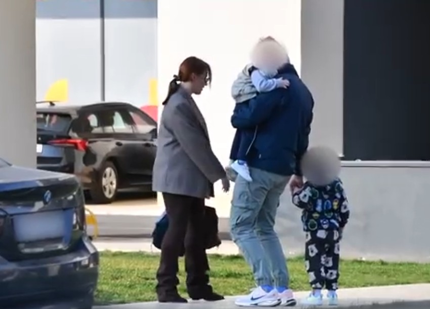 Kristinu Spalević smo zatekli kako čeka tramvaj, nakon drame sa Kristijanom Golubovićem decu predala ocu