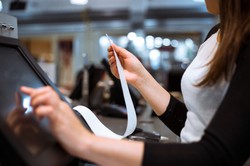 Wszczepił sobie w dłoń mikroczipy. Teraz 35-latek płaci ręką