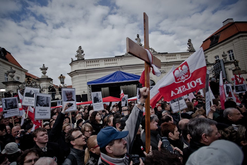 Zwolennicy PiS przed pałacem, fot. Maciej Stankiewicz