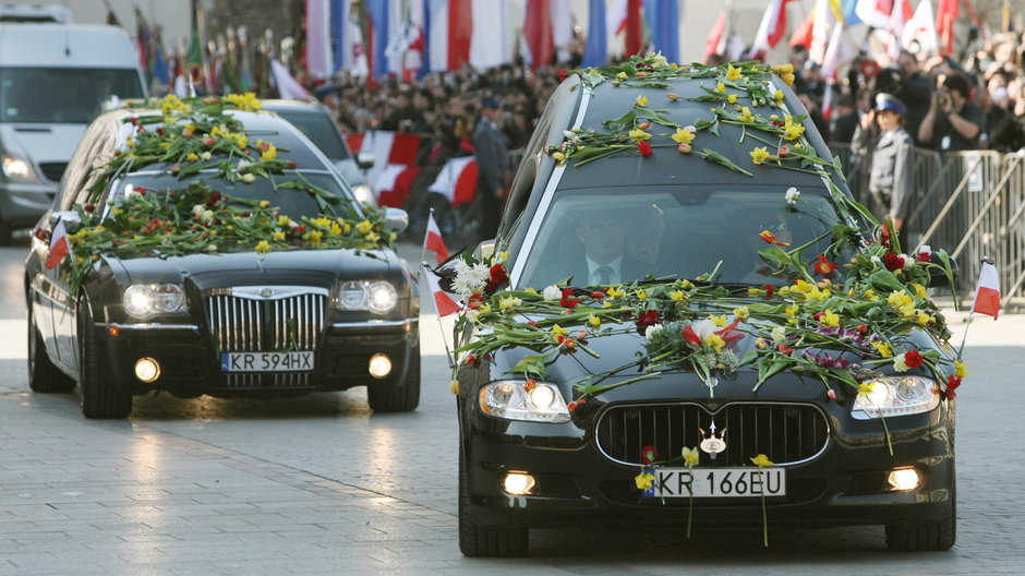 Kondukt żałobny przed pogrzebem Lecha i Marii Kaczyńskich (18 kwietnia 2010)