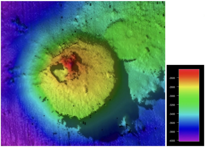 Kolorowa batymetria góry podwodnej, wznoszącej się z wysokości około 4000 m i osiągającej szczyt na wysokości około 2400 m. Mapowanie dna morskiego wykonane podczas ekspedycji Schmidt Ocean Institute