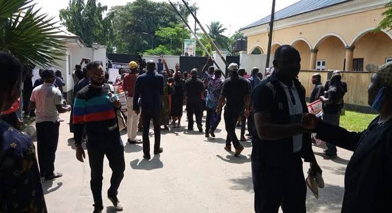 Protesting college workers, security clash at Edo Government House. [punchng]