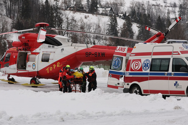 Ratownicy TOPR transportują cieżko rannego turystę w Zakopanem