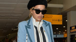 Rita Ora w dresie na lotnisku w Londynie