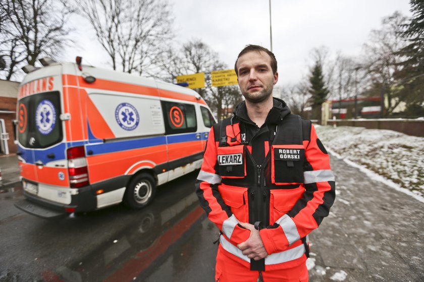 Portier szpitalnego parkingu uwięził karetkę na sygnale!