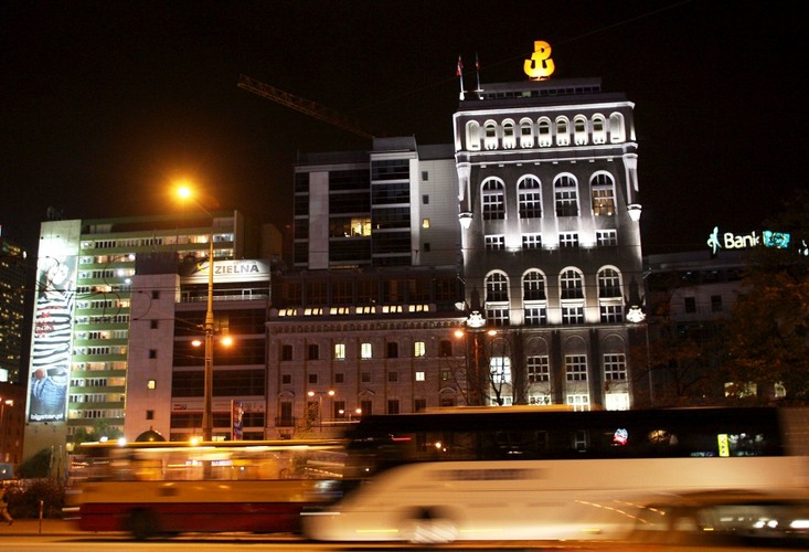 Znak Polski Walczącej na budynku przy ul. Zielnej w Warszawie