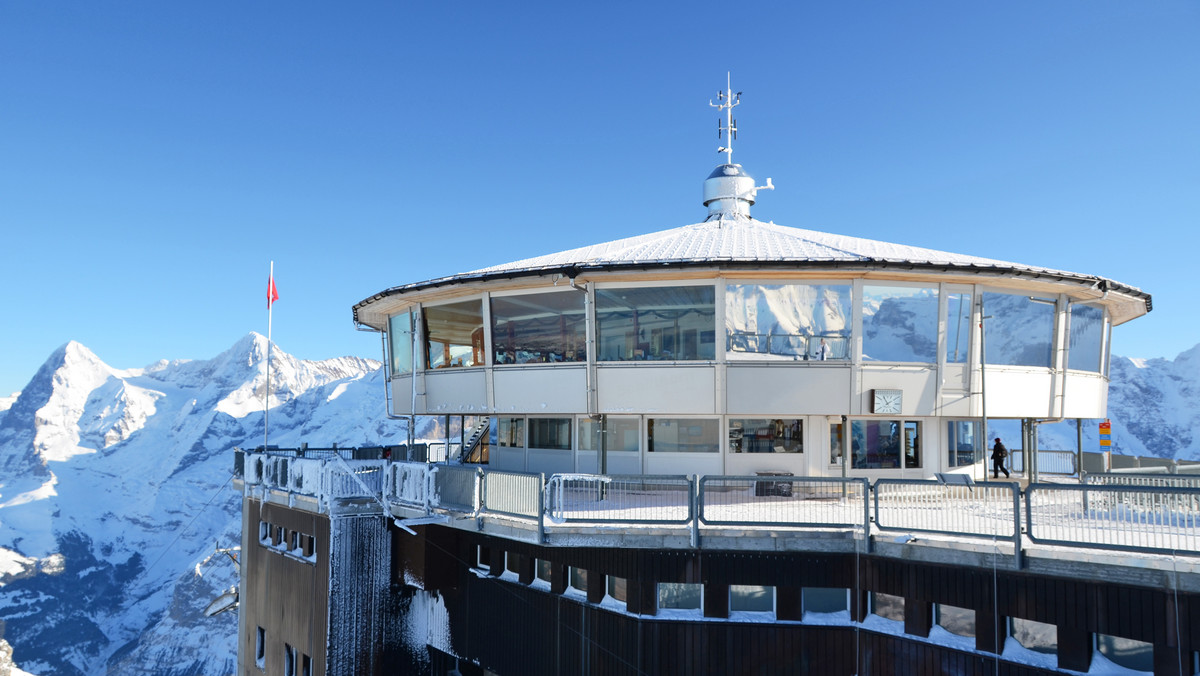 Około 400 osób zostało ewakuowanych w czwartek ze szczytu góry Schilthorn w Szwajcarii po tym jak gondola kolejki linowej uległa awarii. W 1969 roku ten szczyt górski pojawił się w filmie o Jamesie Bondzie zatytułowanym "W tajnej służbie Jej Królewskiej Mości".