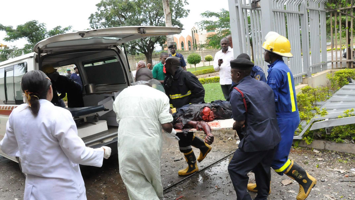 Co najmniej 10 osób zginęło w samobójczym zamachu bombowym na budynek ONZ w stolicy Nigerii Abudży. Według AFP, powołującej się na policję, w ataku mogło ponieść śmierć nawet 18 ludzi. Minister spraw zagranicznych, Viola Onwuliri, powiedziała BBC, że była na miejscu wybuchu i widziała "szok na twarzach ludzi".