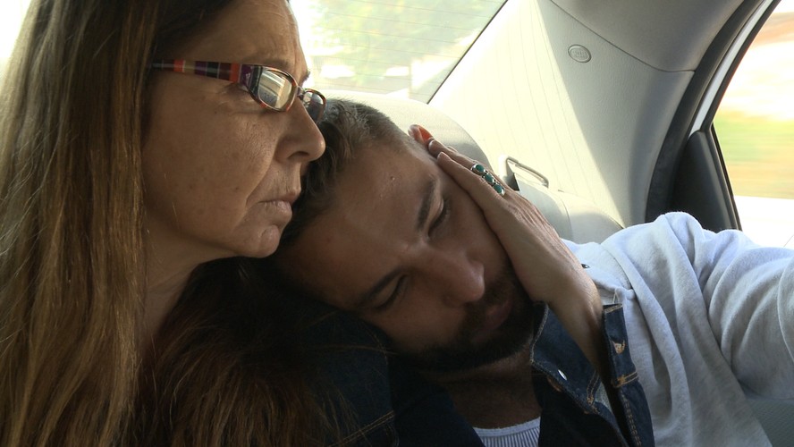 <strong>7. Jonathan Agassi uratował mi życie</strong>
<br><br>
Film przedstawia wzlot i upadek gwiazdy gejowskiego porno Jonathana Agassiego. Reżyser Tomer Heymann (twórca m.in. „Mr. Gaga”) towarzyszył swojemu bohaterowi przez osiem lat, udało mu się stworzyć nietuzinkowy, niezwykle szczery portret człowieka, przechodzącego w przez jeden z najtrudniejszych momentów w swoim życiu.
<br><br>
Na film składają się fragmenty produkcji, które uczyniły z Izraelczyka najgorętsze nazwisko w pornobiznesie, występy na żywo w berlińskich klubach, a także pełne czułości sceny z matką, czy opowieści o młodzieńczych traumach. Granice między dwoma światami, Berlinem, gdzie pracuje, a Tel Awivem, gdzie dorastał, stopniowo się zacierają. Będący u szczytu kariery Jonathan nie ukrywa się ze szczegółami swojego życia. Jesteśmy świadkami, jak nieprzepracowane traumy rodzinne coraz bardziej zaczynają wpływać na jego karierę w przemyśle porno.