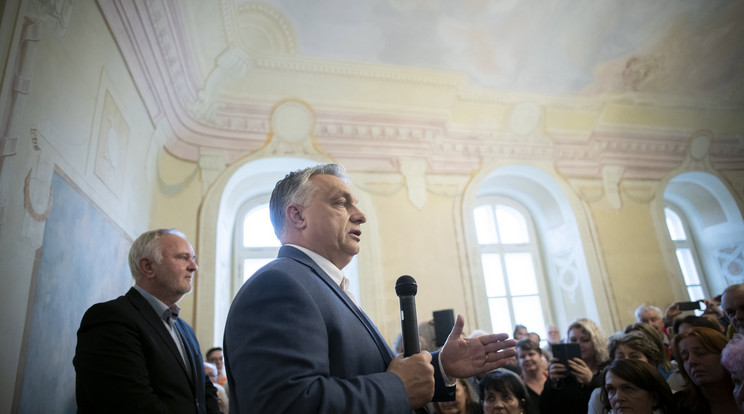 A Miniszterelnöki Sajtóiroda által közreadott képen Orbán Viktor miniszterelnök, a Fidesz elnöke beszédet mond Dunaharasztiban, a Laffert kúriában, ahol választókkal találkozott 2022. április 2-án. A kormányfő Pánczél Károlyt, a Pest megyei 11-es választókerület kormánypárti jelöltjét (b) ajánlotta a választóknak országgyűlési képviselőnek. / Fotó: MTI/Miniszterelnöki Sajtóiroda/Benko Vivien Cher