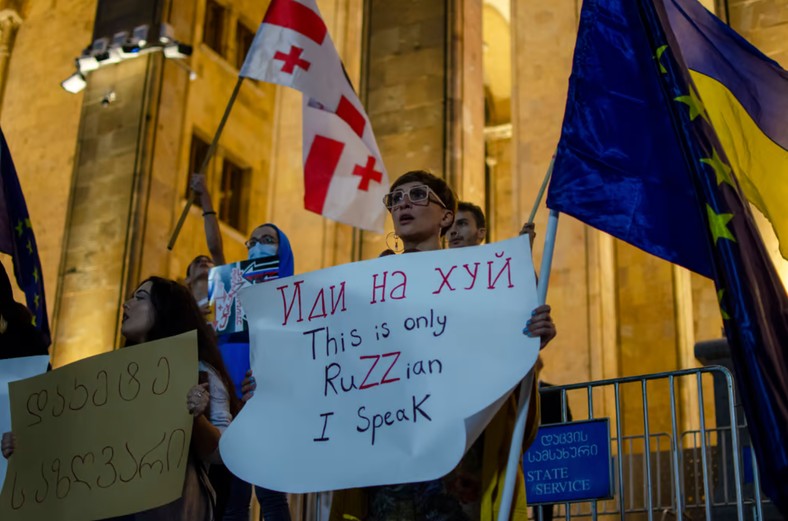 Antyrosyjska demonstracja w Tbilisi, z obraźliwymi hasłami na transparentach