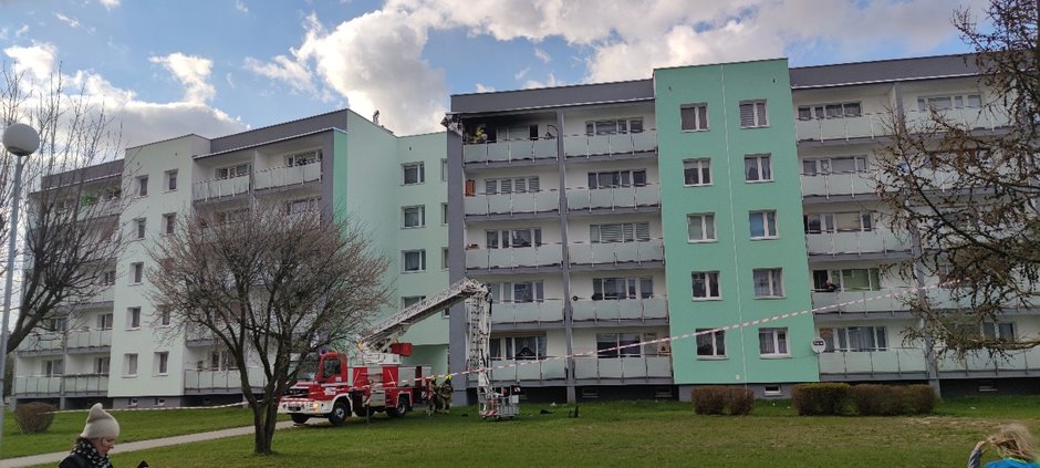 Ogień rozprzestrzeniał się na balkonie w jednym z mieszkań w Złocieńcu