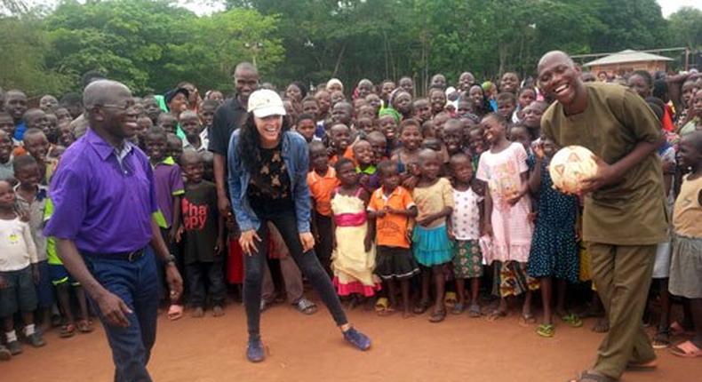 Ex-Governor, Adams Oshiomhole, his wife, Lara and the Co-ordinator of International Christian Centre, Solomon Folorunsho with some children at the IDP Camp in Edo State.