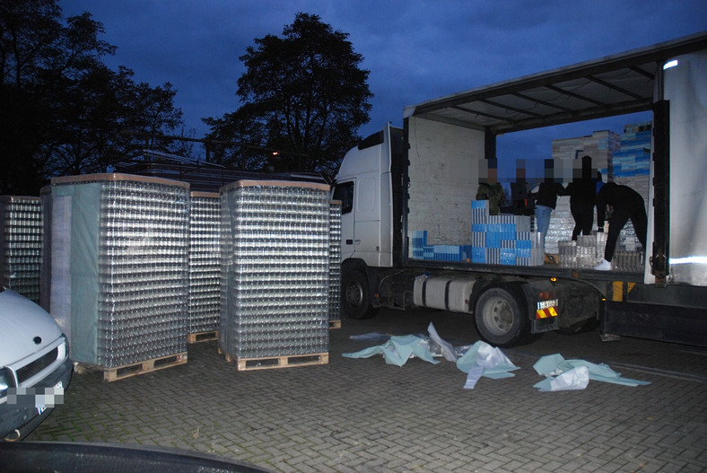 Funkcjonariusze CBŚP i Straży Granicznej zatrzymali trzy ciężarówki wypełnione nielegalnym towarem
