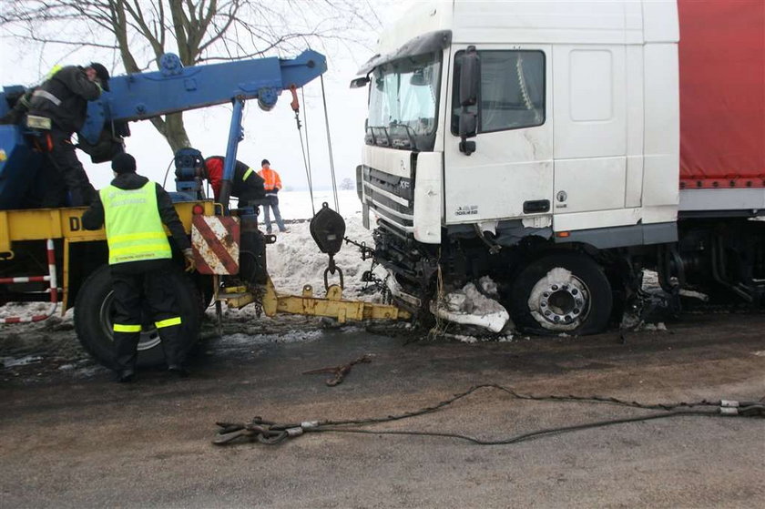 Wjechał prosto na tira. Wypadek w Kurzętniku. Seatem pod tira w Kurzętniku