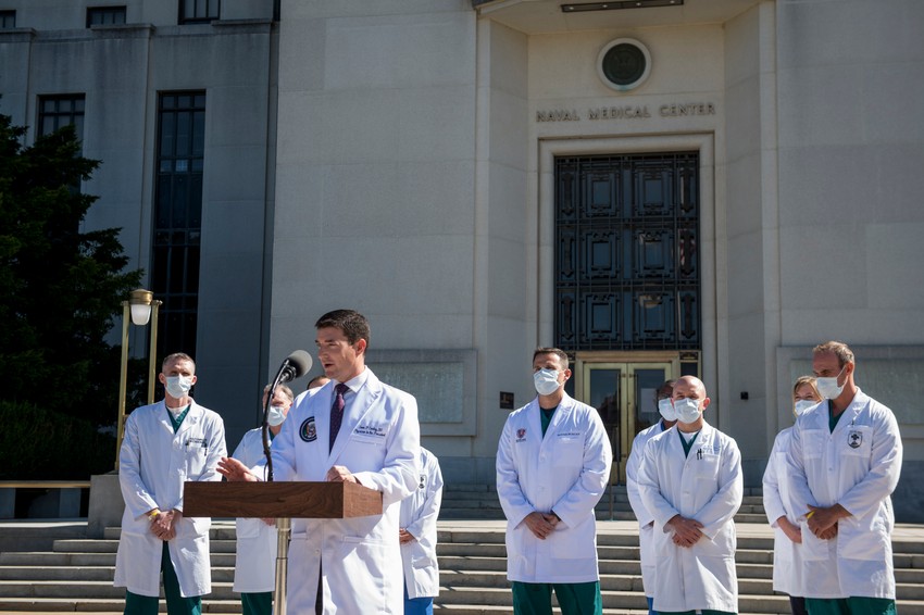 Trampovi lekari ispred bolnice Volter Rid daju izjavu za novinare